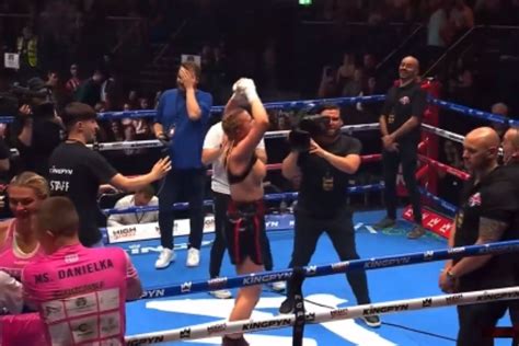 boxer flashes crowd after fight|Kingpyn Boxing video: Daniella Hemsley flashes fans。